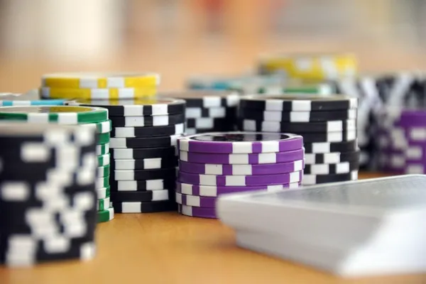 Casino Gambling vs. Land-Based Casinos